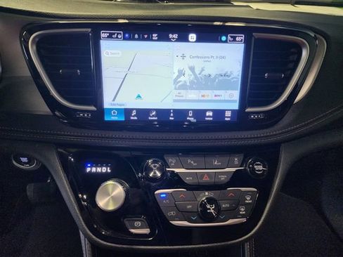 Used 2025 Chrysler Pacifica Pinnacle FWD image 29