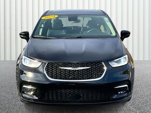 Used 2024 Chrysler Pacifica Touring-L FWD image 3
