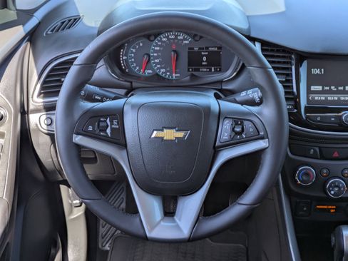 Used 2017 Chevrolet Trax LT w/ LT Convenience Package image 21
