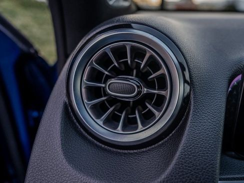 Used 2024 Mercedes-Benz GLB 250 4MATIC image 8