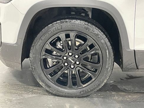 Used 2022 GMC Acadia SLT w/ Elevation Edition image 16