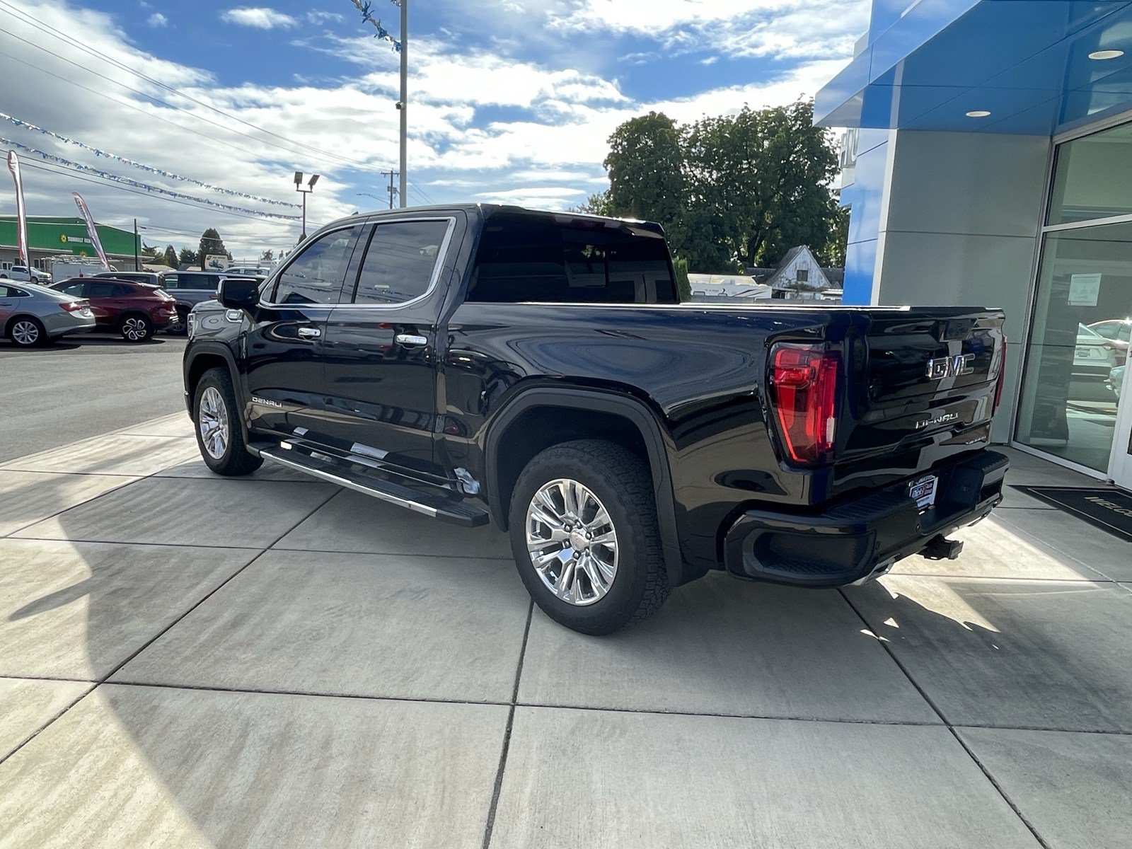 Used 2024 GMC Sierra 1500 Denali w/ Technology Package AWD/4WD image 3