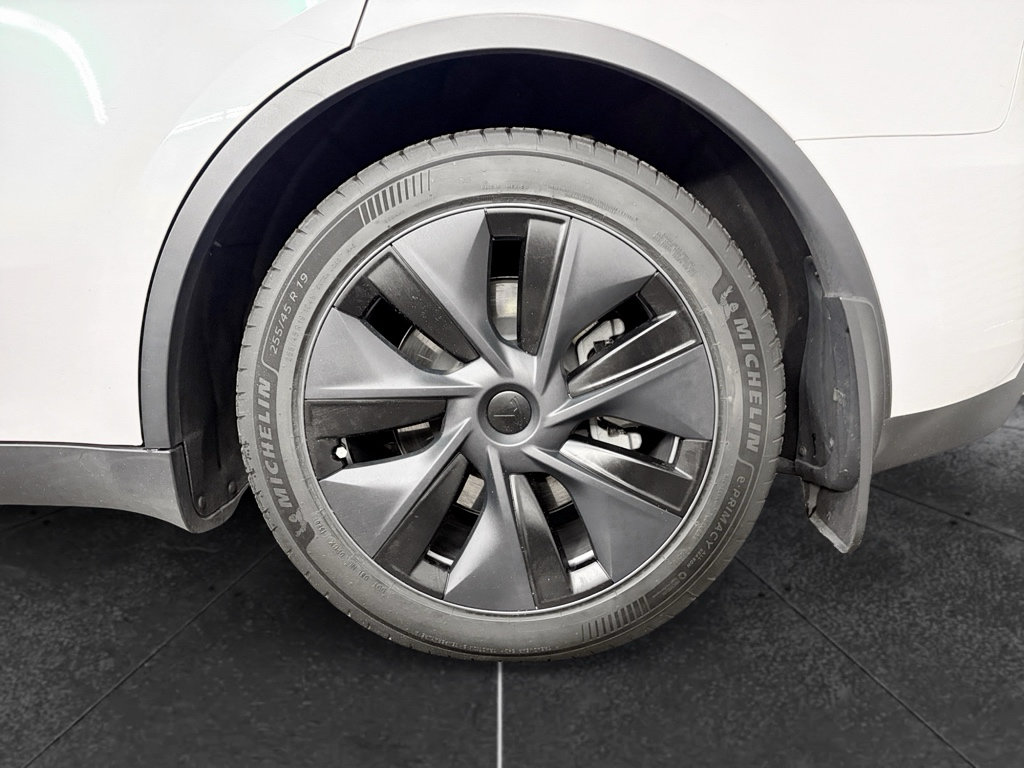 Used 2024 Tesla Model Y Long Range AWD/4WD image 31