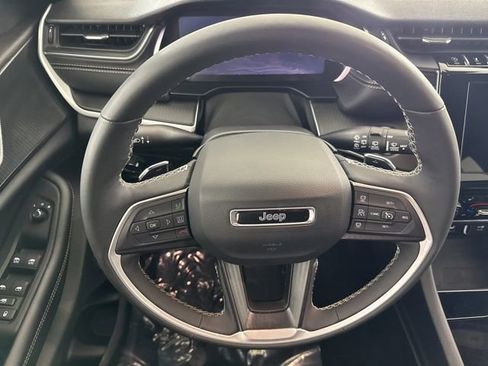 Used 2025 Jeep Grand Cherokee Altitude AWD/4WD image 28