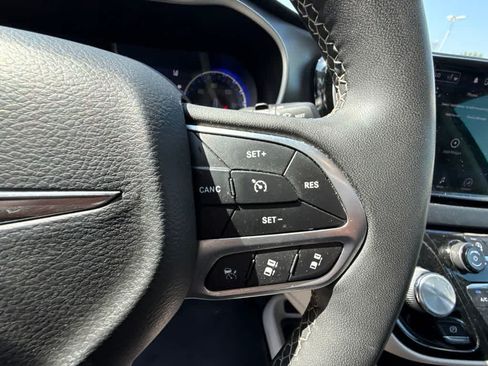 Used 2022 Chrysler Pacifica Touring-L FWD image 21