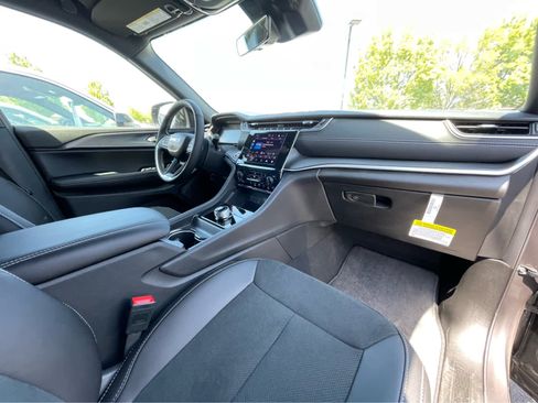 New 2025 Jeep Grand Cherokee L Altitude image 18