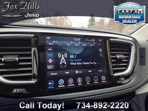 Used 2020 Chrysler Pacifica Limited image 22