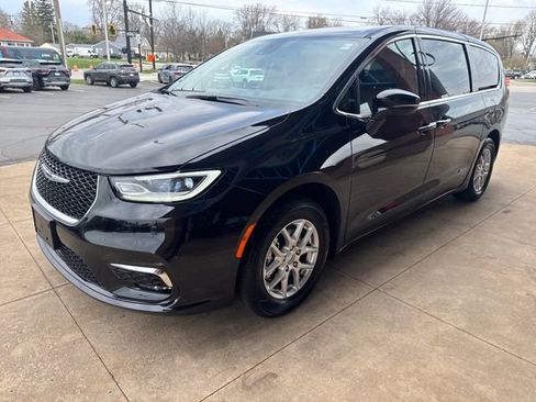 Used 2025 Chrysler Pacifica Select image 5