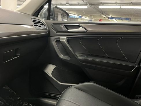Used 2023 Volkswagen Tiguan SE w/ Panoramic Sunroof Package image 30