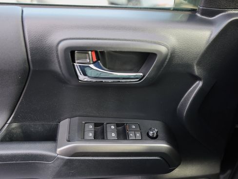 Used 2019 Toyota Tacoma TRD Sport image 34