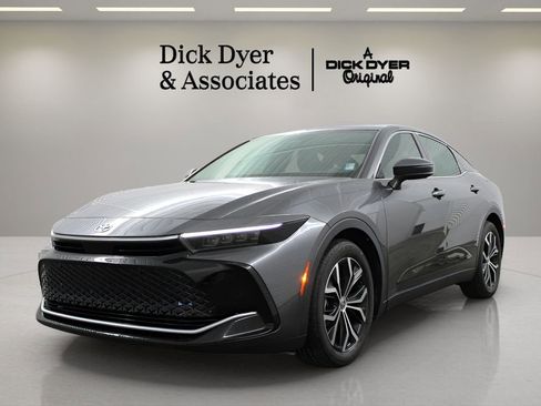 Used 2023 Toyota Crown Limited image 6