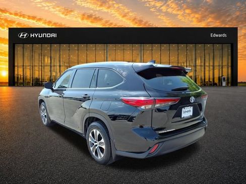 Used 2021 Toyota Highlander XLE AWD/4WD image 9