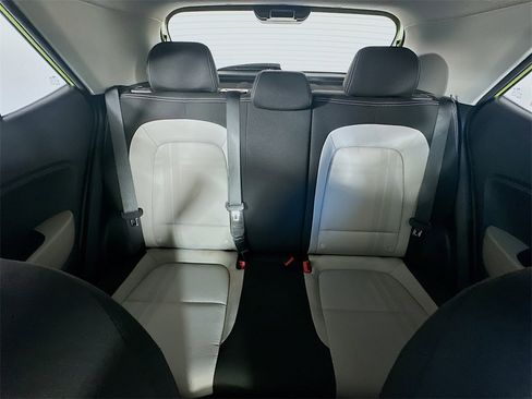 Used 2024 Hyundai Venue SEL image 13