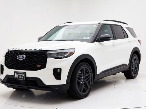Used 2025 Ford Explorer ST image 2