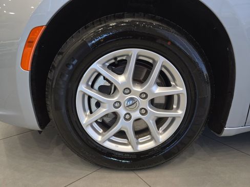 Used 2023 Chrysler Pacifica Touring-L FWD image 11