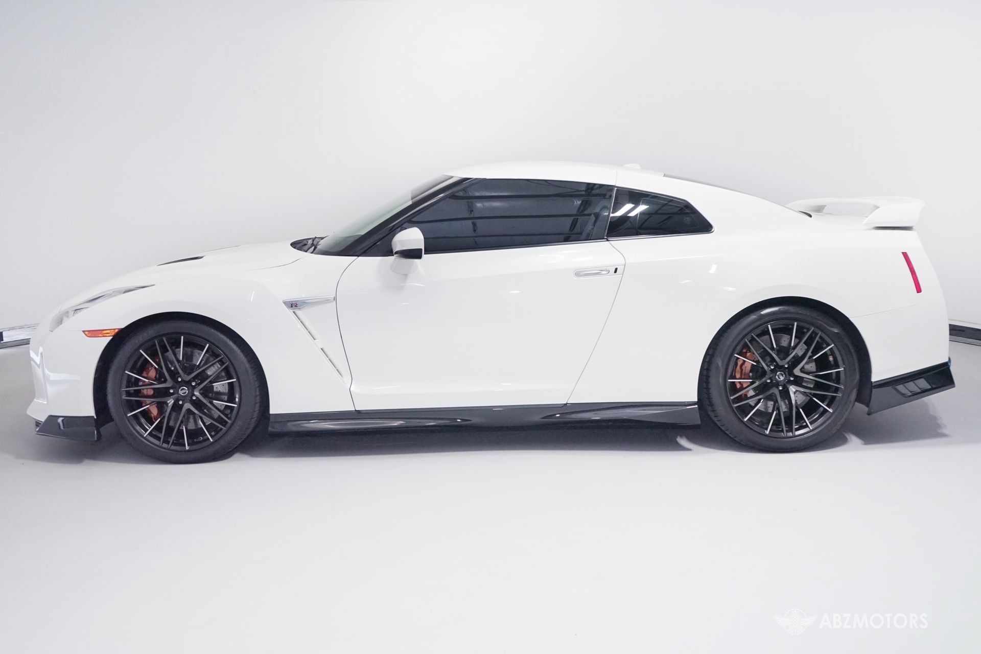 Used 2020 Nissan GT-R Premium w/ Premium Interior Package AWD/4WD image 4