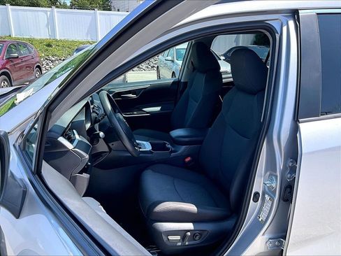 Used 2025 Toyota RAV4 XLE AWD/4WD image 10