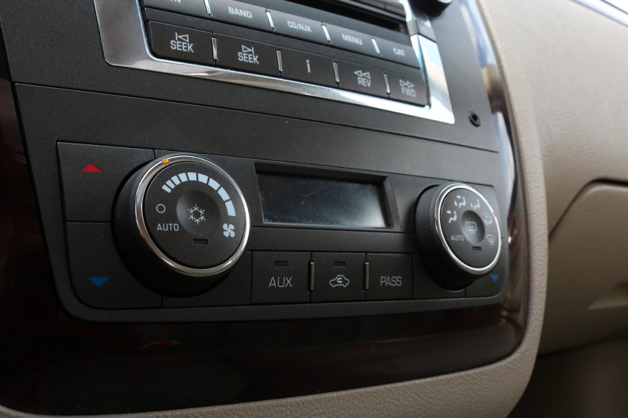Used 2009 Cadillac DTS w/ Sun And Sound Package FWD image 31