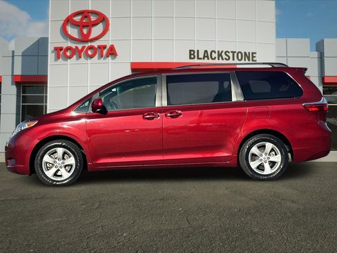 Used 2017 Toyota Sienna LE image 6