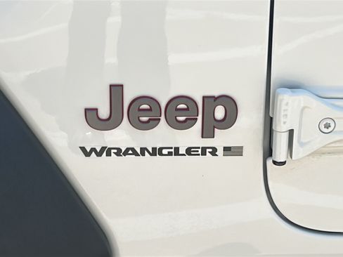 Used 2025 Jeep Wrangler Unlimited Rubicon w/ Convenience Group AWD/4WD image 36