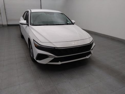 Used 2024 Hyundai Elantra SE FWD image 14