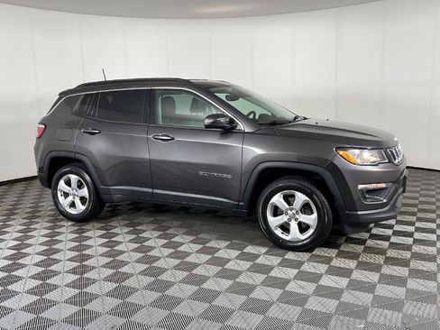 Used 2017 Jeep Compass Latitude w/ Popular Equipment Group AWD/4WD image 3