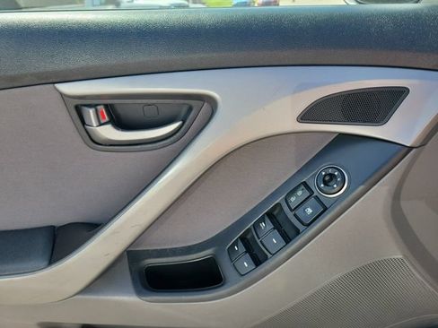 Used 2015 Hyundai Elantra SE w/ Option Group 02 FWD image 19