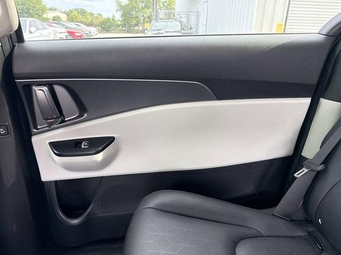 Used 2023 Kia Carnival LX FWD image 15