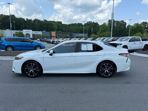 Used 2019 Toyota Camry SE FWD image 2