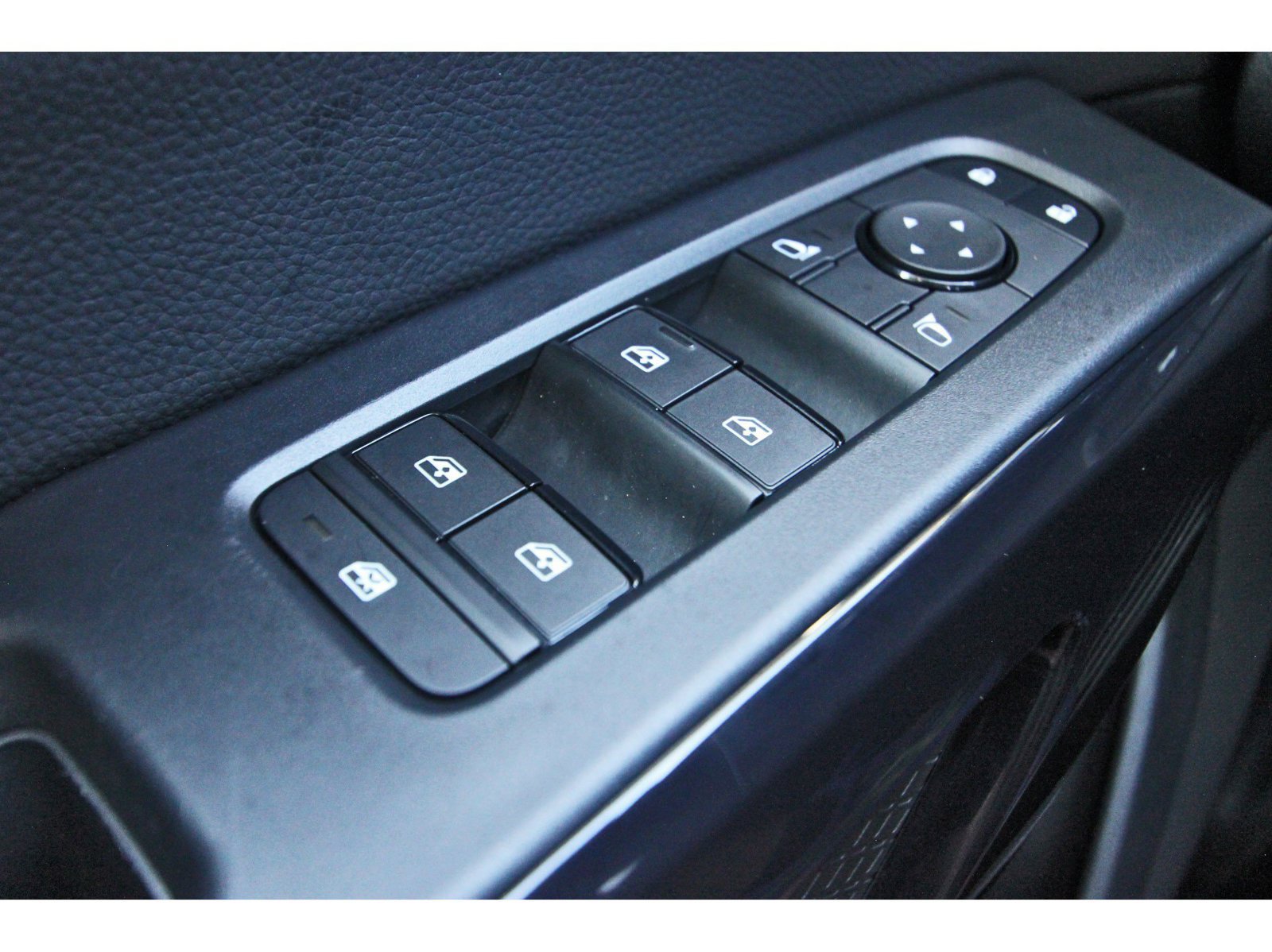Certified 2025 Nissan Pathfinder SV FWD image 24