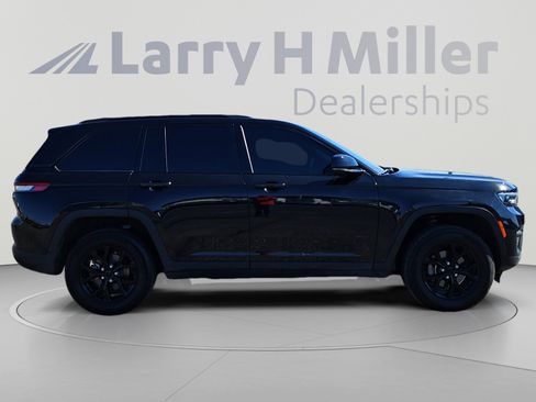 Used 2025 Jeep Grand Cherokee Altitude AWD/4WD image 6
