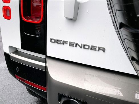 Used 2025 Land Rover Defender 90 X-Dynamic SE image 6