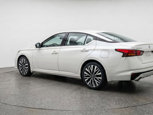 Used 2025 Nissan Altima 2.5 SV FWD image 6