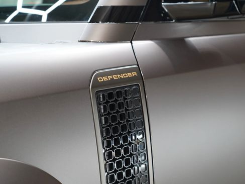 Used 2025 Land Rover Defender 110 image 83