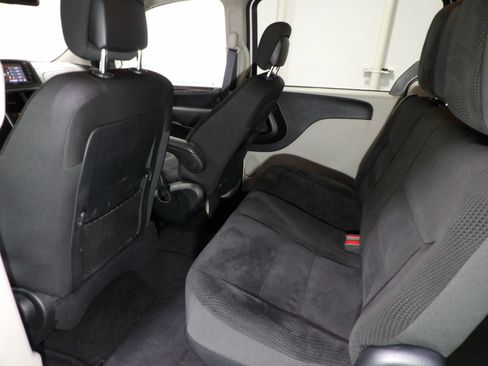 Used 2019 Dodge Grand Caravan SE w/ UConnect Hands-Free Group FWD image 11