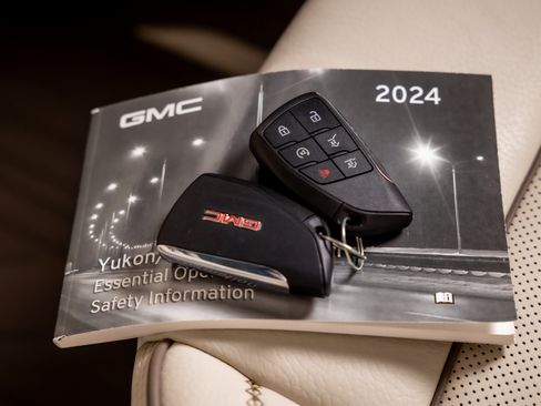Used 2024 GMC Yukon Denali w/ Advanced Technology Package AWD/4WD image 35