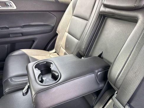 Used 2015 Ford Explorer Limited image 31