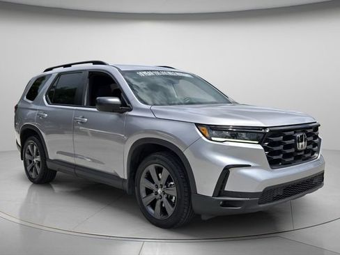 Used 2025 Honda Pilot Sport image 9