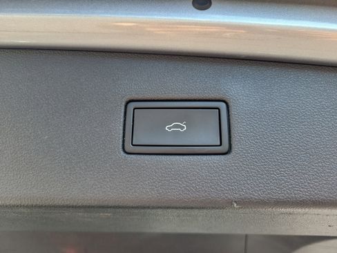 Used 2022 Volkswagen Tiguan SE image 16