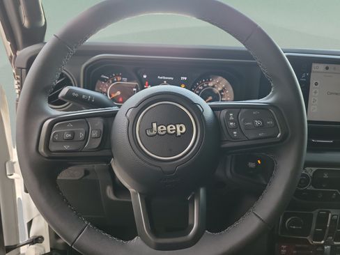 Certified 2025 Jeep Gladiator Rubicon w/ Safety Group AWD/4WD image 16