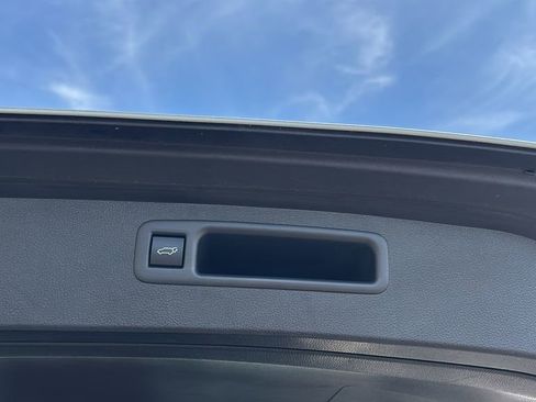 Used 2020 Toyota Highlander LE image 35