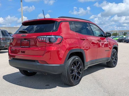 Used 2025 Jeep Compass Latitude w/ Convenience Group AWD/4WD image 5