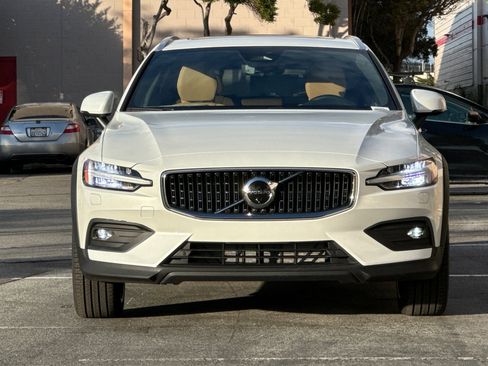 New 2026 Volvo V60 B5 Cross Country Ultra w/ Protection Package Premier image 8