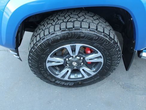 Used 2017 Toyota Tacoma TRD Sport w/ Premium & Technology Package image 12