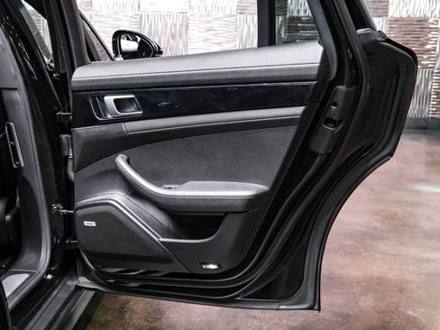 Used 2018 Porsche Panamera 4 image 43