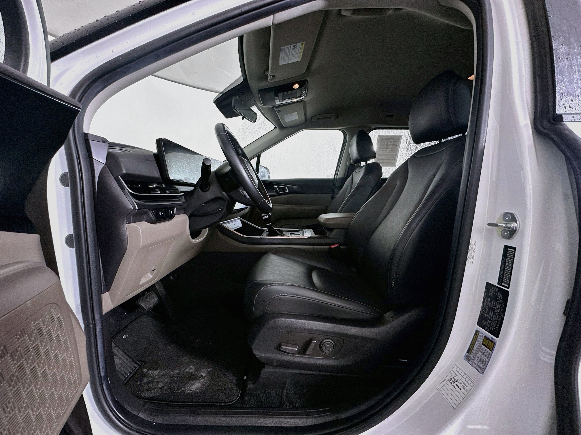 Used 2025 Kia Carnival FWD image 13