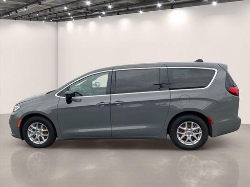 Used 2025 Chrysler Pacifica Select FWD image 4