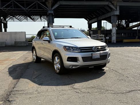 Used 2012 Volkswagen Touareg Sport image 63