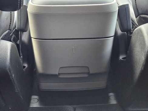 Used 2024 Chrysler Pacifica Touring-L image 27