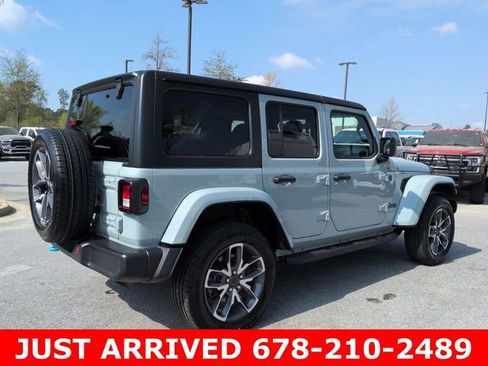 Used 2024 Jeep Wrangler Unlimited image 4